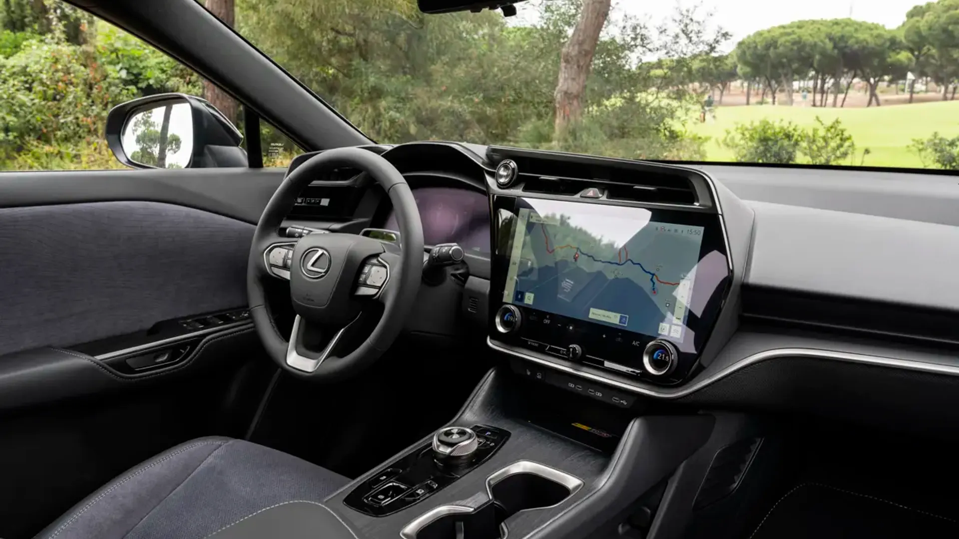 Elettronauti - Lexus RZ 500e - Infotainment - Vista della plancia