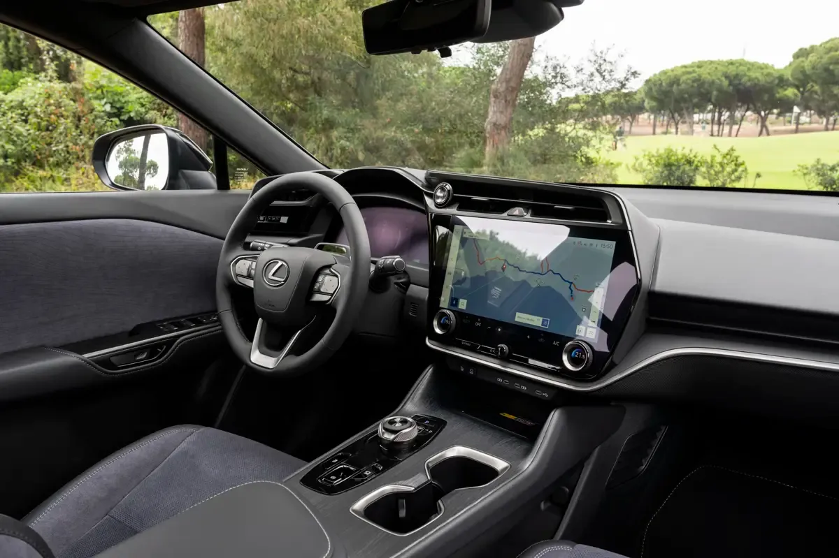 Elettronauti - Lexus RZ 500e - Infotainment - Vista della plancia