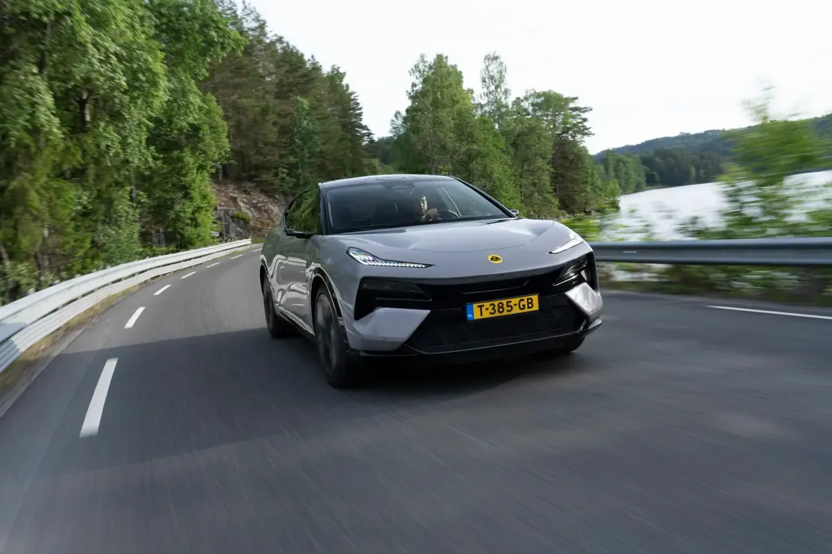 Elettronauti - Lotus Eletre 600 - Grigio - Esterno - Vista anteriore a tre quarti