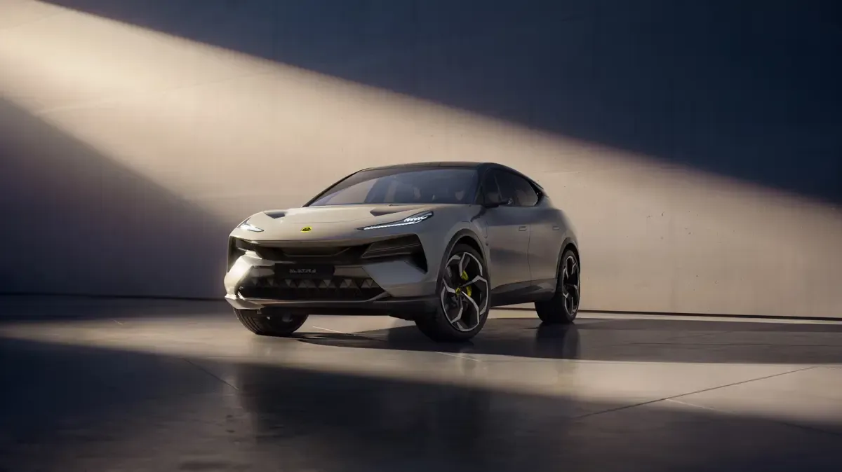 Elettronauti - Lotus Eletre 600 - Giallo - Esterno - Vista anteriore a tre quarti