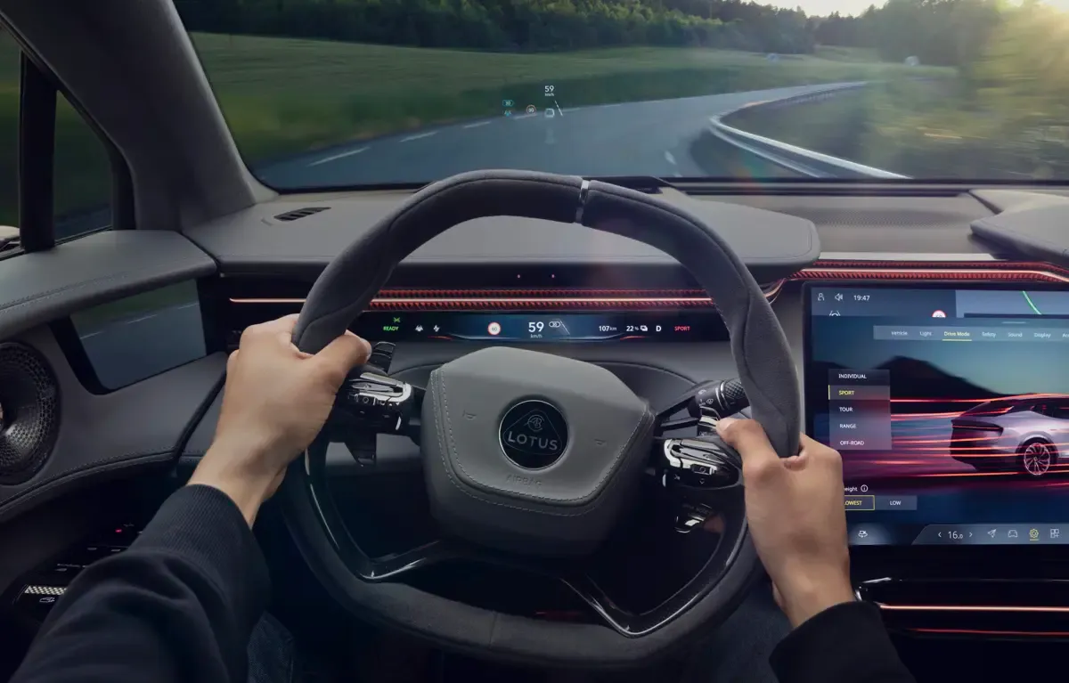 Elettronauti - Lotus Eletre 600 - Infotainment - Vista della plancia