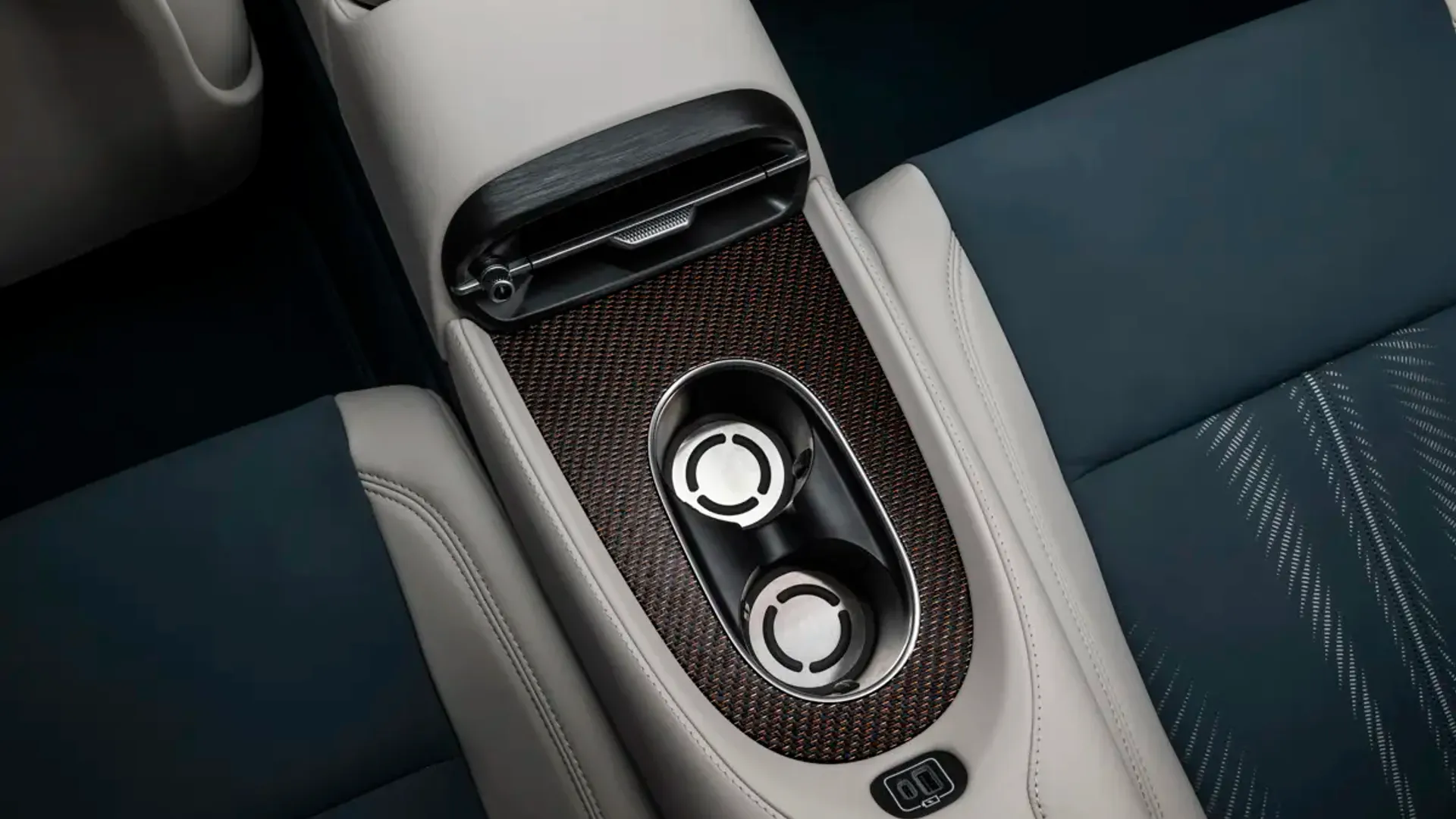 Elettronauti - Maserati GranCabrio Folgore - Rose Gold - Presa di ricarica - Vista posteriore a tre quarti