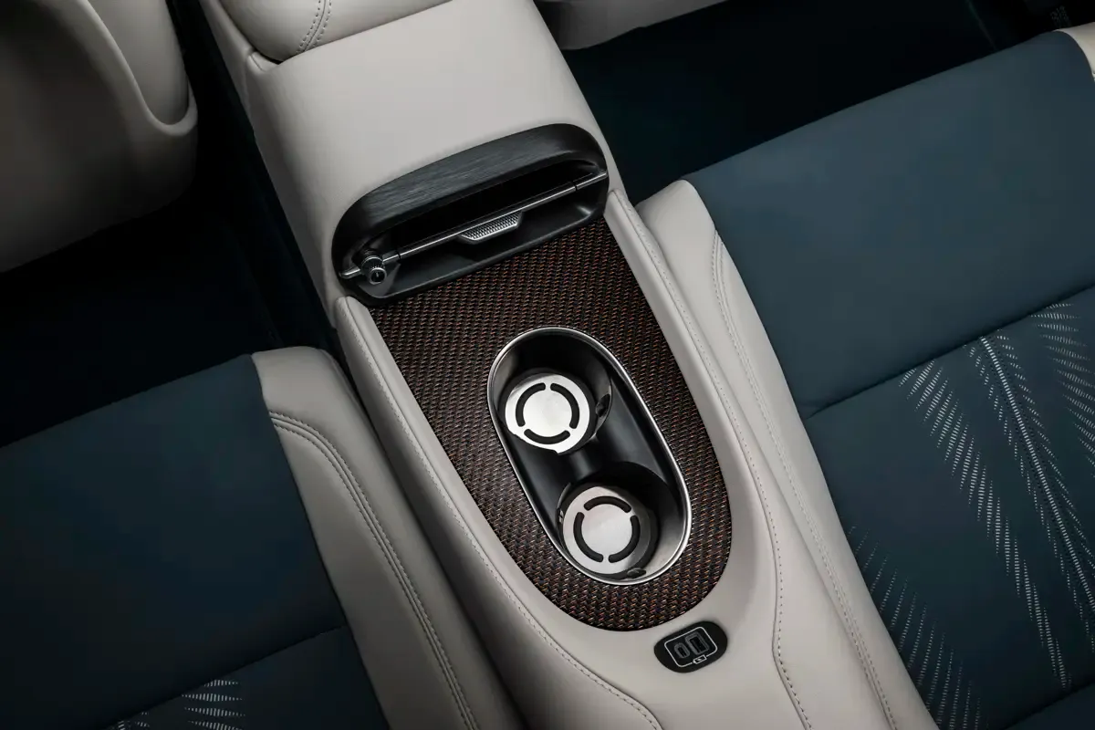 Elettronauti - Maserati GranCabrio Folgore - Rose Gold - Presa di ricarica - Vista posteriore a tre quarti