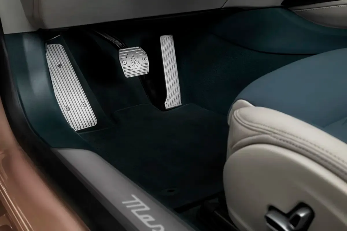 Elettronauti - Maserati GranCabrio Folgore - Copper - Esterno - Vista anteriore a tre quarti