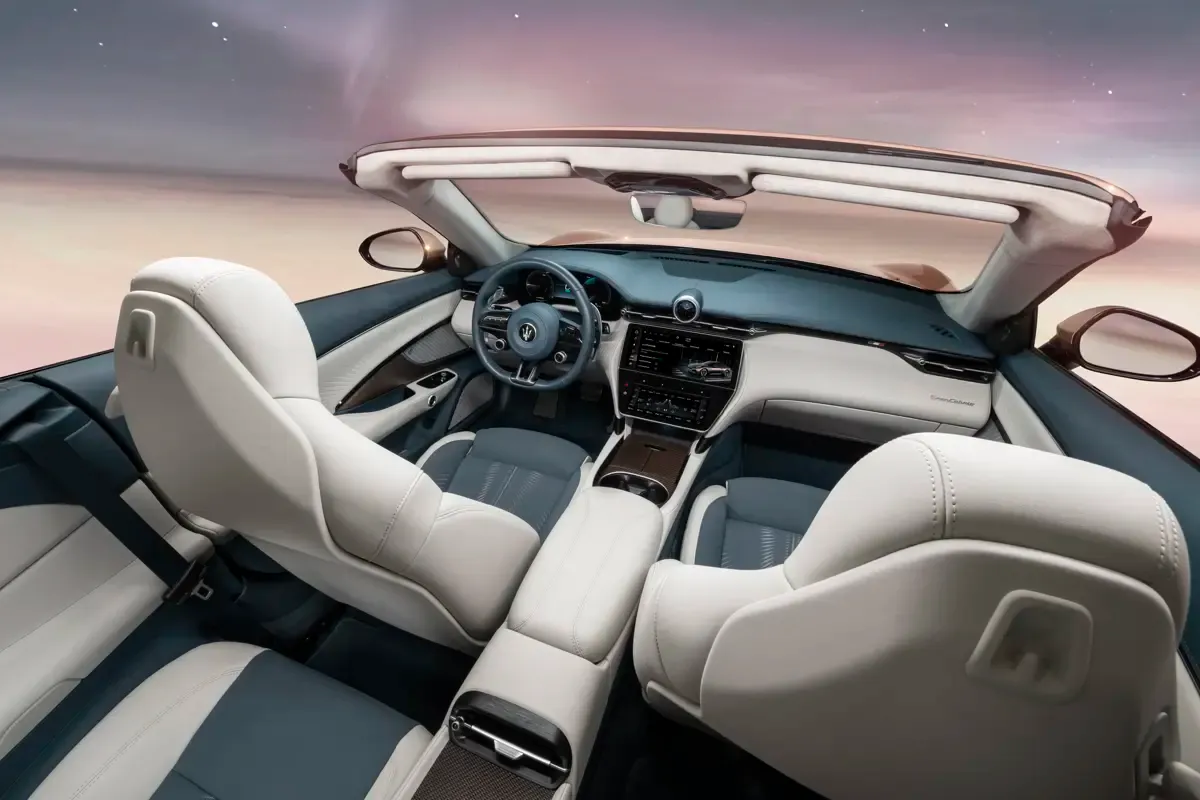 Elettronauti - Maserati GranCabrio Folgore - Bianco - Interni - Vista della plancia