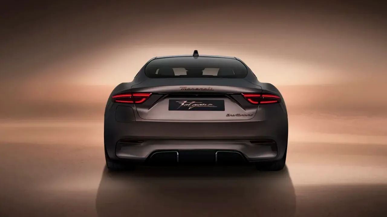 Elettronauti - Maserati GranTurismo Folgore - Blu - Esterno - Vista anteriore a tre quarti