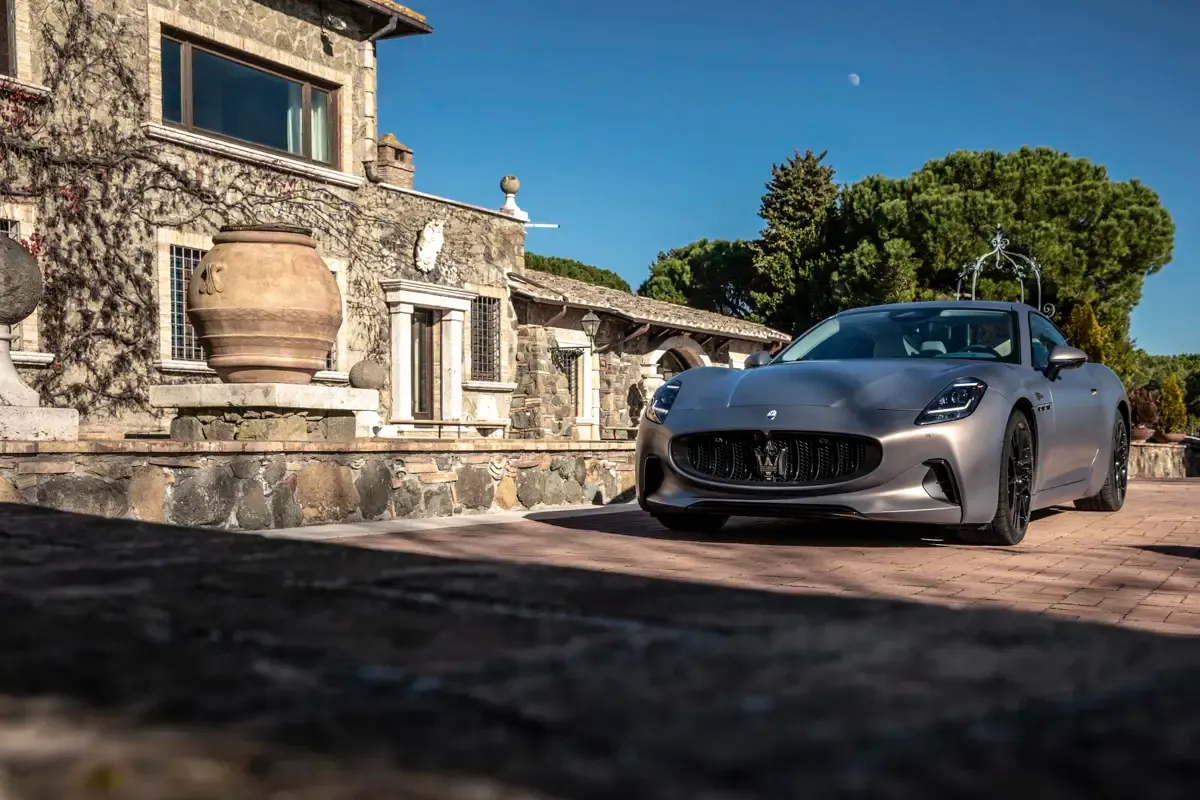 Elettronauti - Maserati GranTurismo Folgore - Copper - Esterno - Vista anteriore a tre quarti