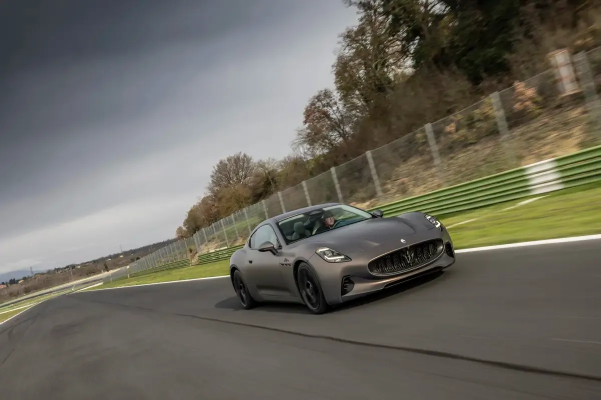 Elettronauti - Maserati GranTurismo Folgore - Grigio - Esterno - Vista anteriore a tre quarti