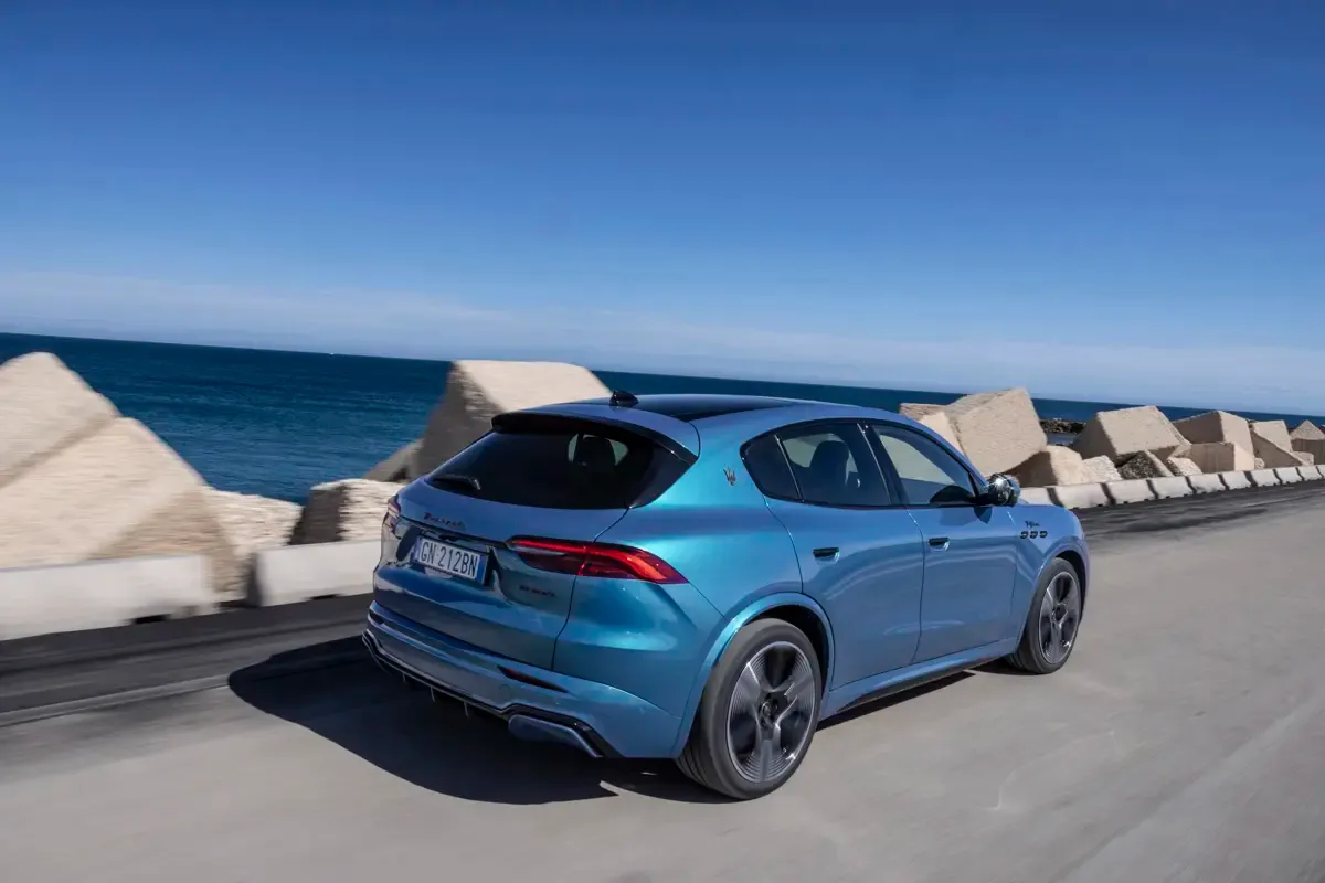Elettronauti - Maserati Grecale Folgore - Bronze - Esterno - Vista anteriore a tre quarti