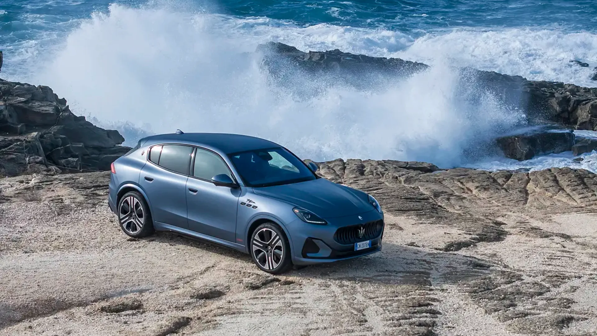 Elettronauti - Maserati Grecale Folgore - Copper - Esterno - Vista anteriore a tre quarti