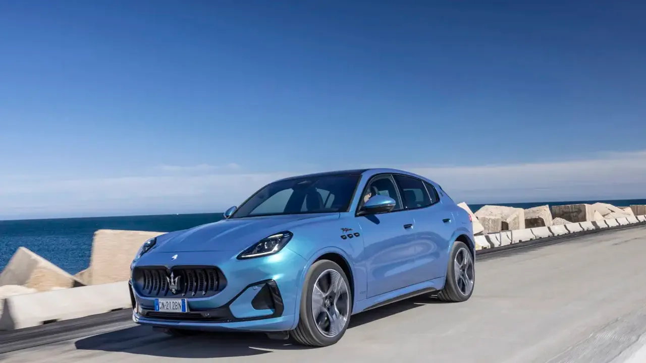 Elettronauti - Maserati Grecale Folgore - Copper - Esterno - Vista anteriore a tre quarti
