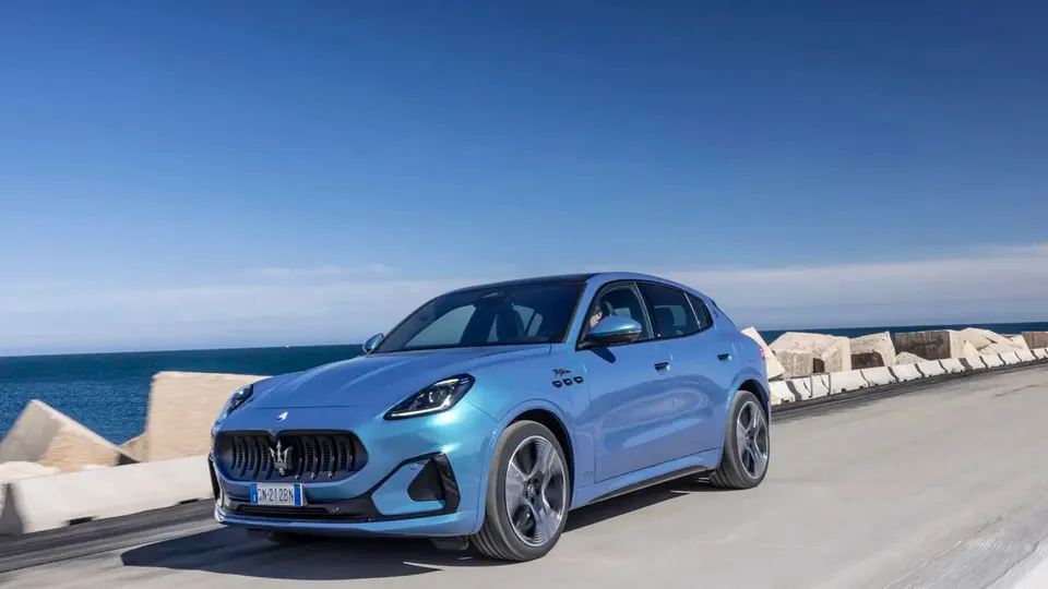 Elettronauti - Maserati Grecale Folgore - Copper - Esterno - Vista anteriore a tre quarti