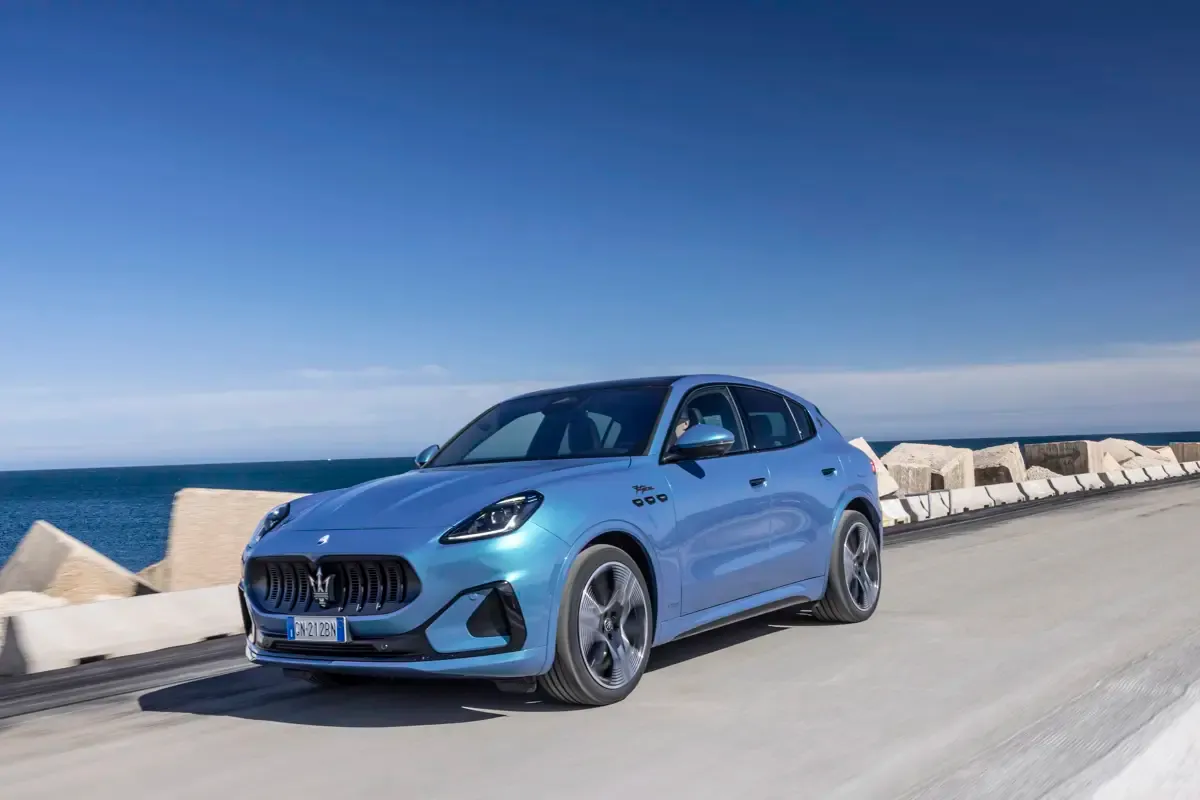 Elettronauti - Maserati Grecale Folgore - Copper - Esterno - Vista anteriore a tre quarti