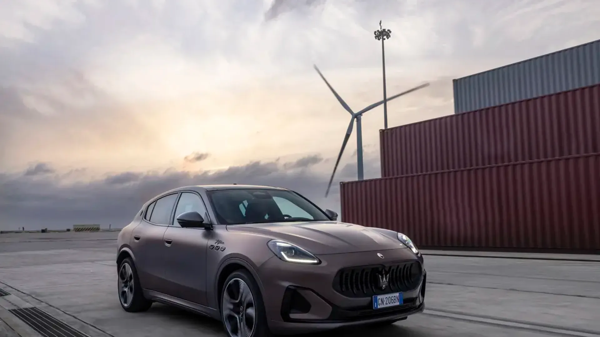 Elettronauti - Maserati Grecale Folgore - Copper - Esterno - Vista anteriore a tre quarti