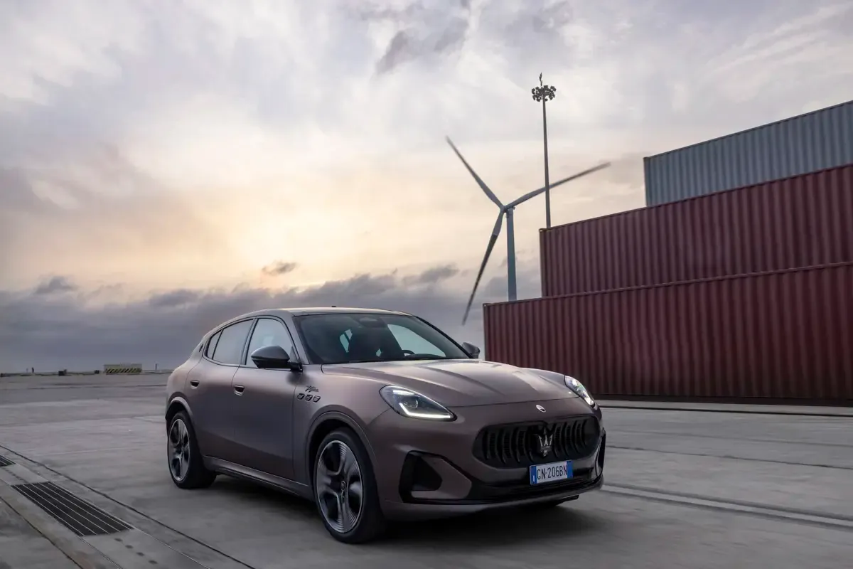 Elettronauti - Maserati Grecale Folgore - Copper - Esterno - Vista anteriore a tre quarti