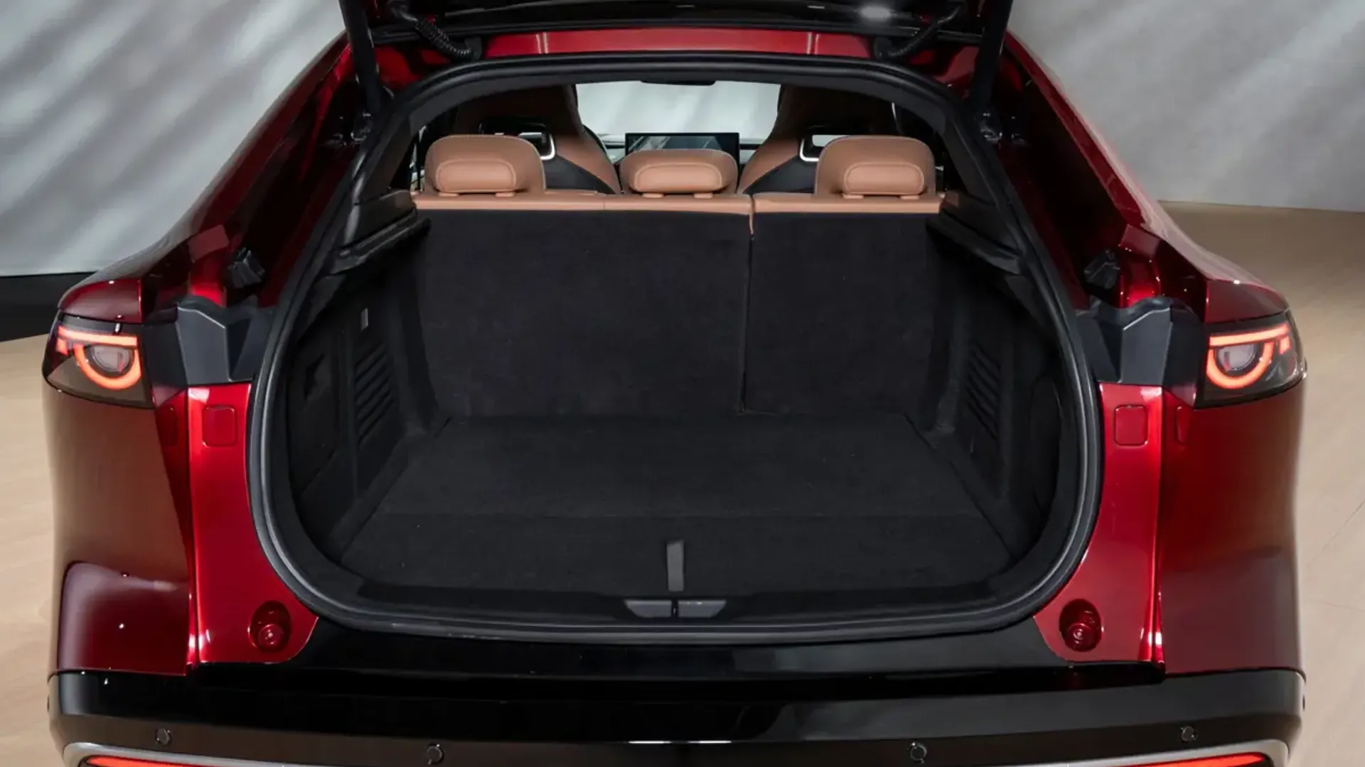Elettronauti - Mazda 6e Long Range RWD - Bianco - Vano di carico - Bagagliaio
