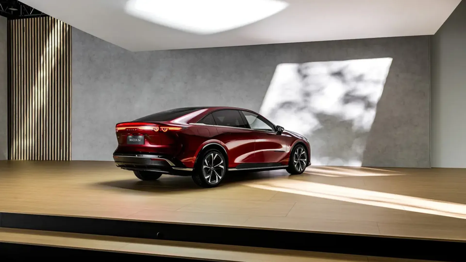 Elettronauti - Mazda 6e Long Range RWD - Dark Grey - Esterno - Vista anteriore a tre quarti