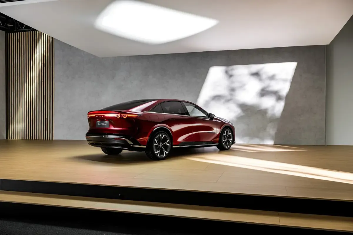 Elettronauti - Mazda 6e Long Range RWD - Dark Grey - Esterno - Vista anteriore a tre quarti