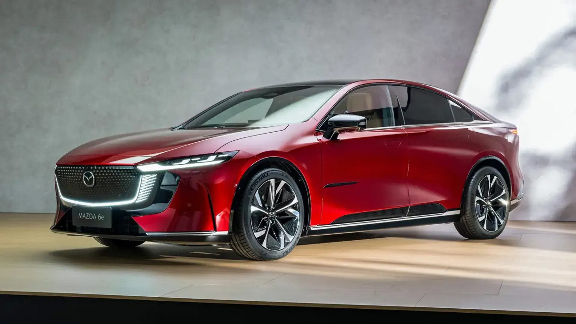 Elettronauti - Mazda 6e Long Range RWD - Grigio - Esterno - Vista anteriore a tre quarti