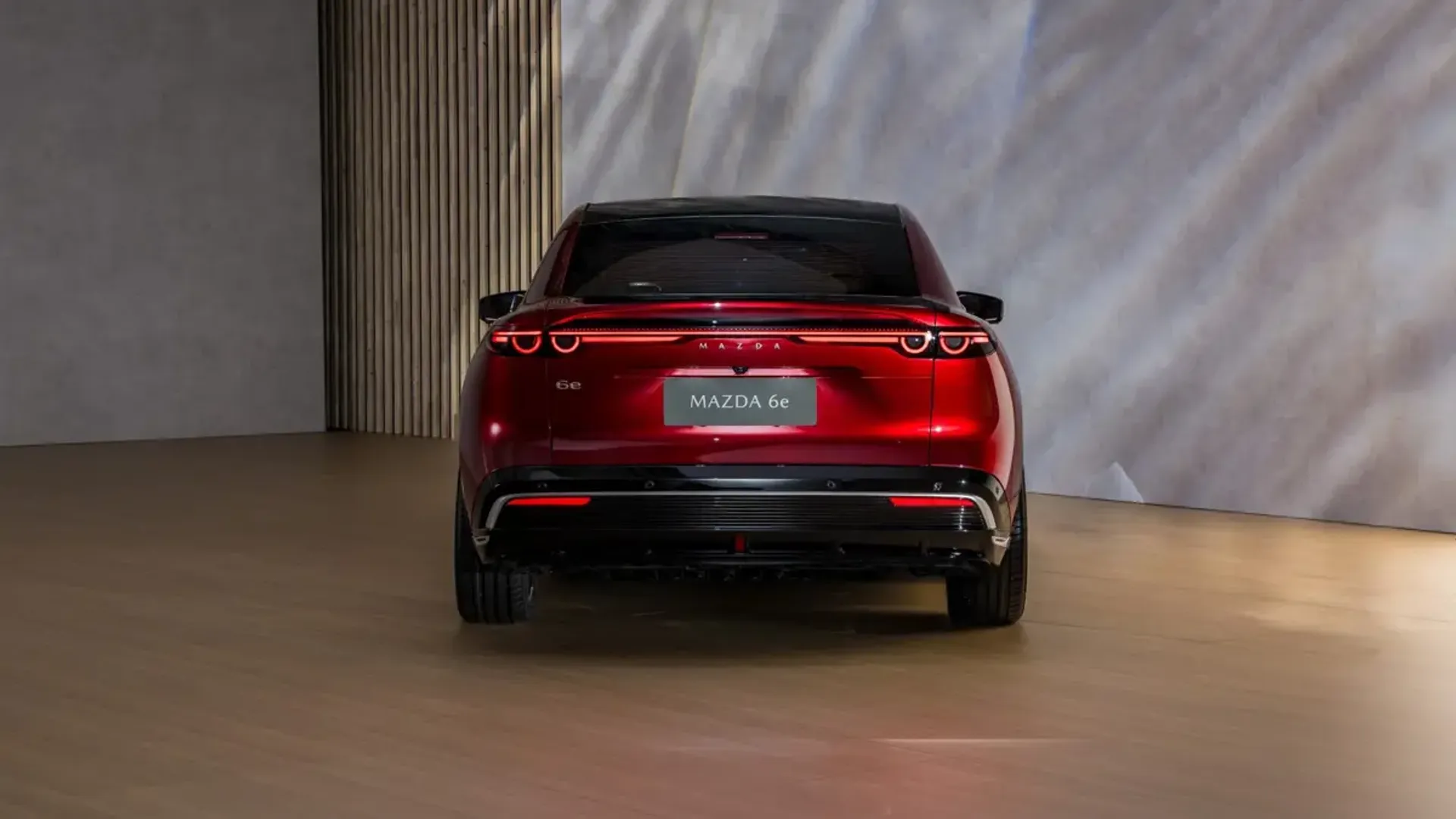 Elettronauti - Mazda 6e Long Range RWD - Grigio - Esterno - Vista anteriore a tre quarti
