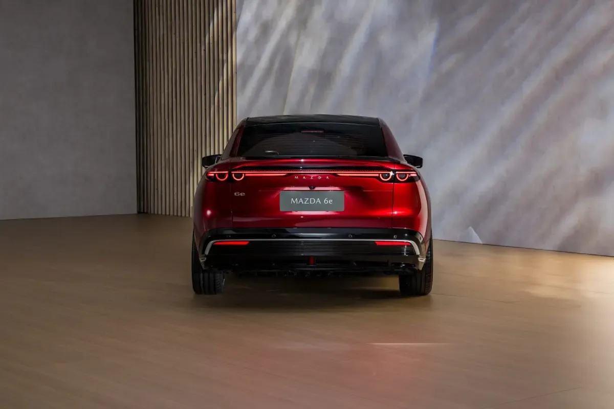 Elettronauti - Mazda 6e Long Range RWD - Grigio - Esterno - Vista anteriore a tre quarti