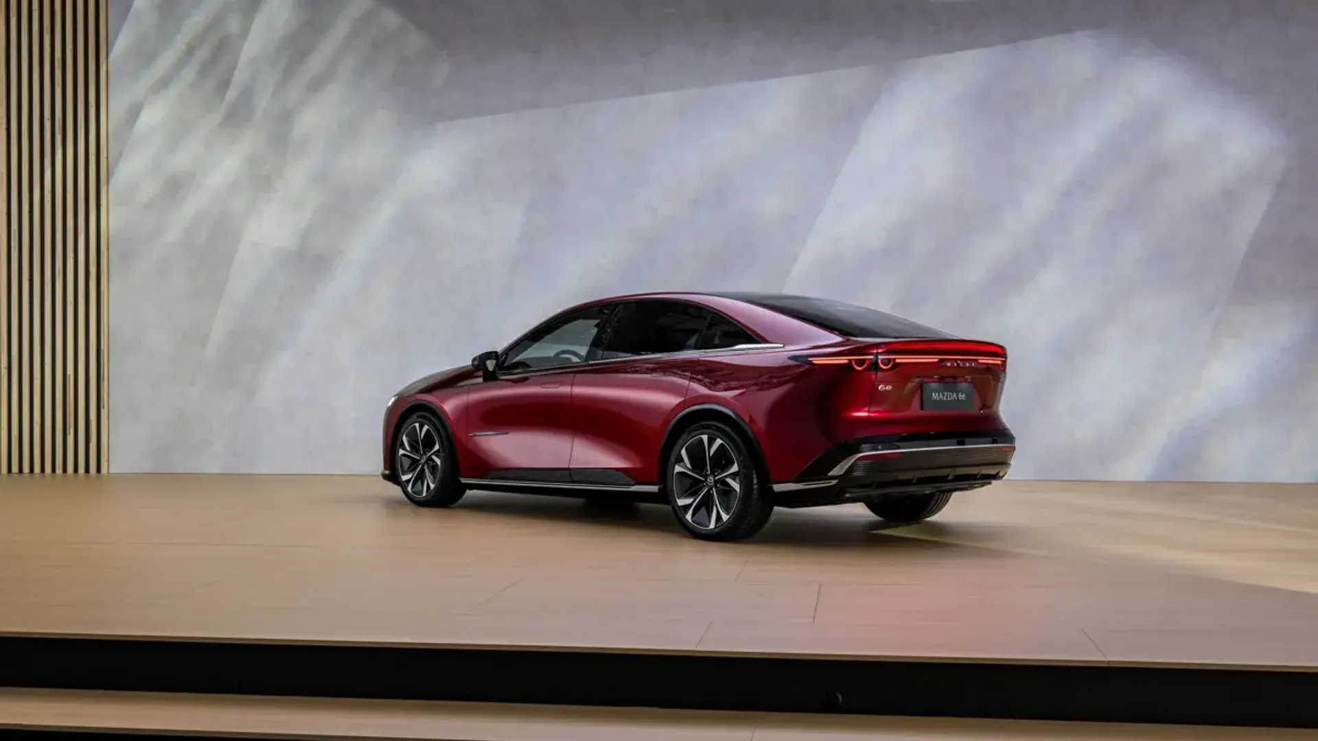 Elettronauti - Mazda 6e Long Range RWD - Grigio - Esterno - Vista anteriore a tre quarti