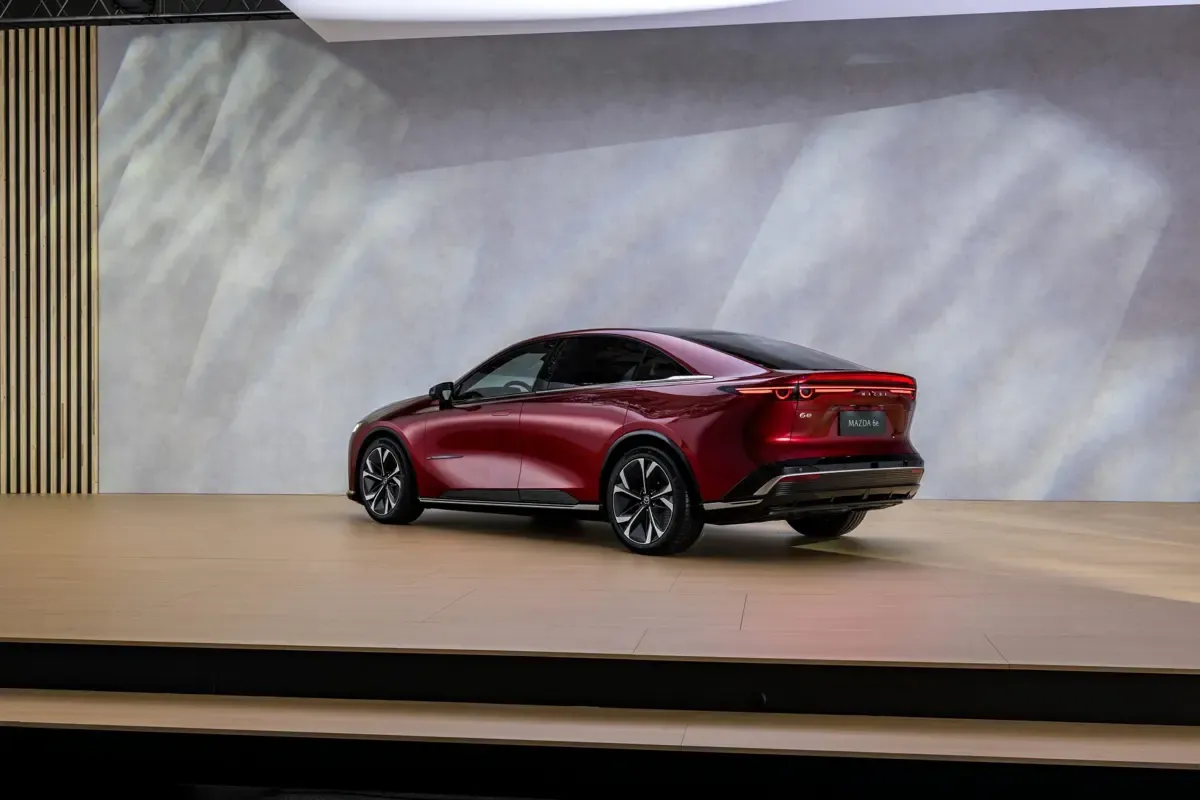 Elettronauti - Mazda 6e Long Range RWD - Grigio - Esterno - Vista anteriore a tre quarti