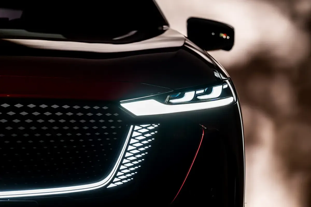 Elettronauti - Mazda 6e Long Range RWD - Grigio - Esterno - Vista anteriore a tre quarti