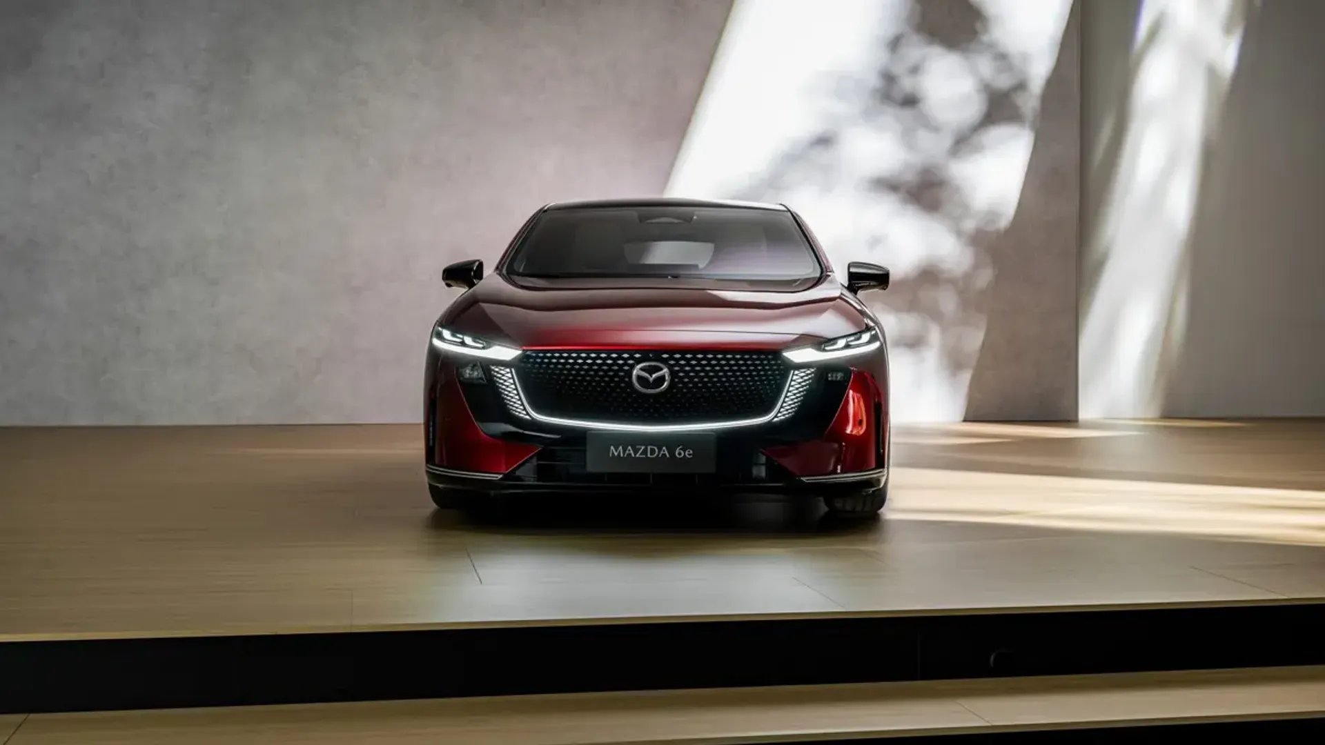 Elettronauti - Mazda 6e Long Range RWD - Argento - Esterno - Vista anteriore a tre quarti