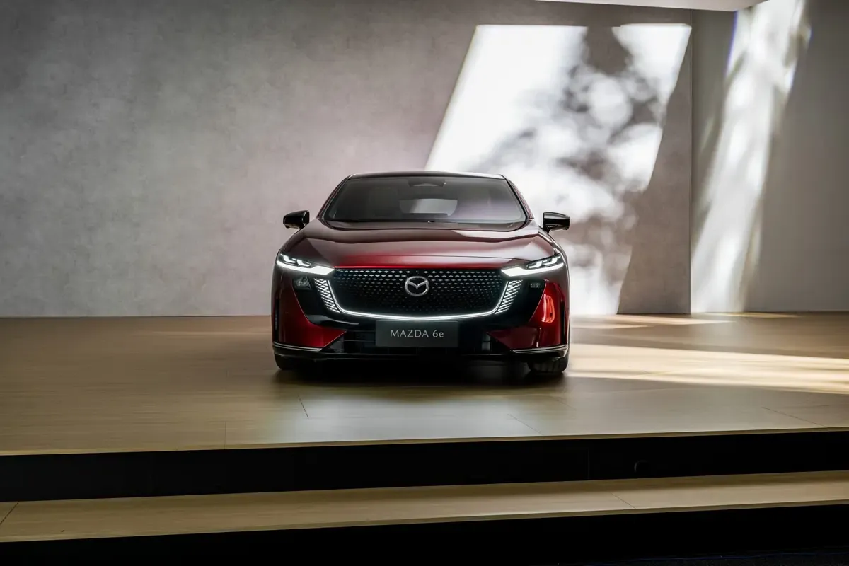 Elettronauti - Mazda 6e Long Range RWD - Argento - Esterno - Vista anteriore a tre quarti
