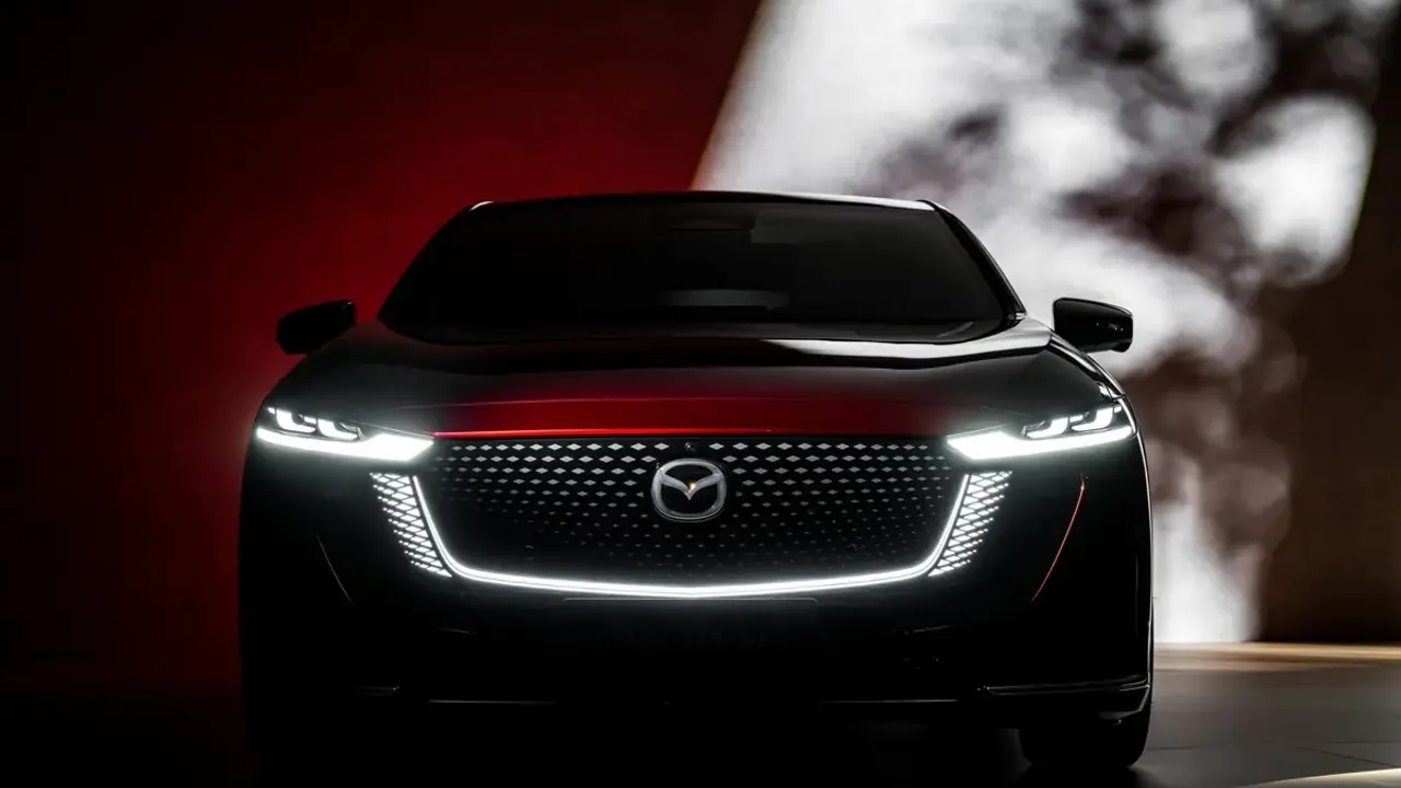 Elettronauti - Mazda 6e Standard Range RWD - Argento - Esterno - Vista anteriore a tre quarti
