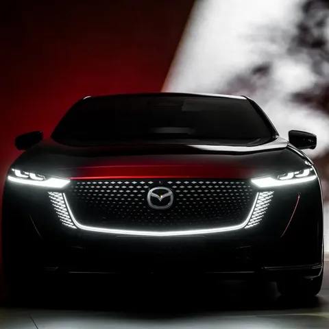 Elettronauti - Mazda 6e Standard Range RWD - Argento - Esterno - Vista anteriore a tre quarti