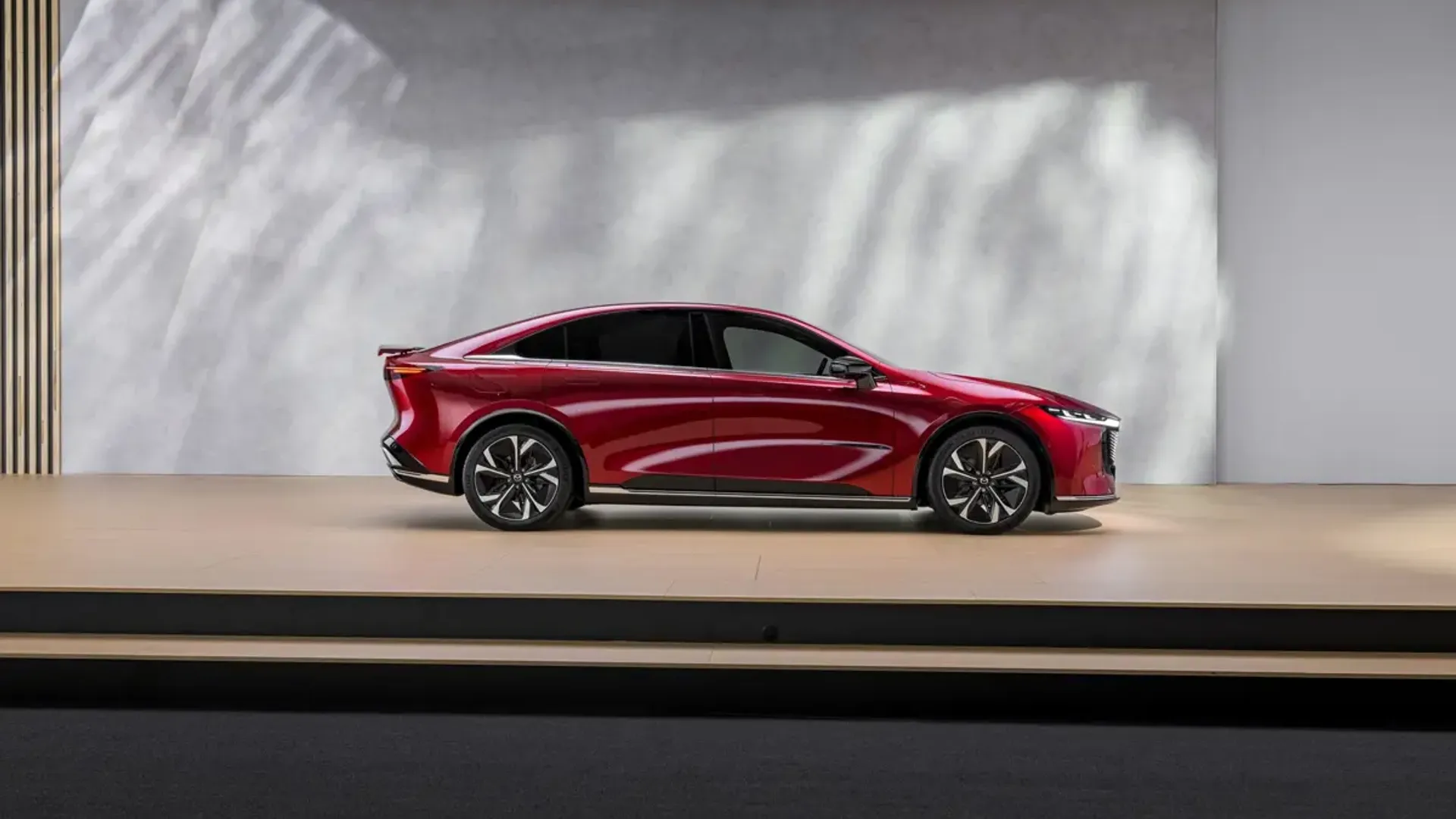 Elettronauti - Mazda 6e Long Range RWD - Bianco - Esterno - Vista anteriore a tre quarti