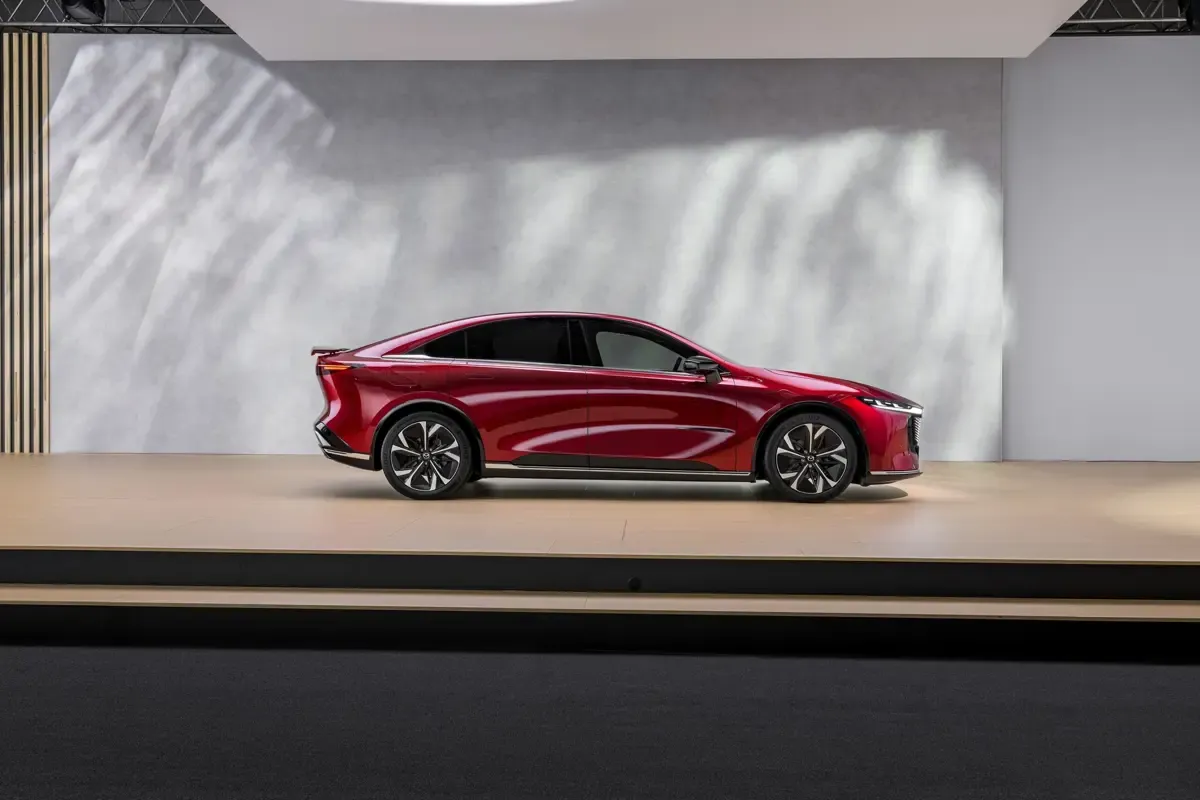 Elettronauti - Mazda 6e Long Range RWD - Bianco - Esterno - Vista anteriore a tre quarti