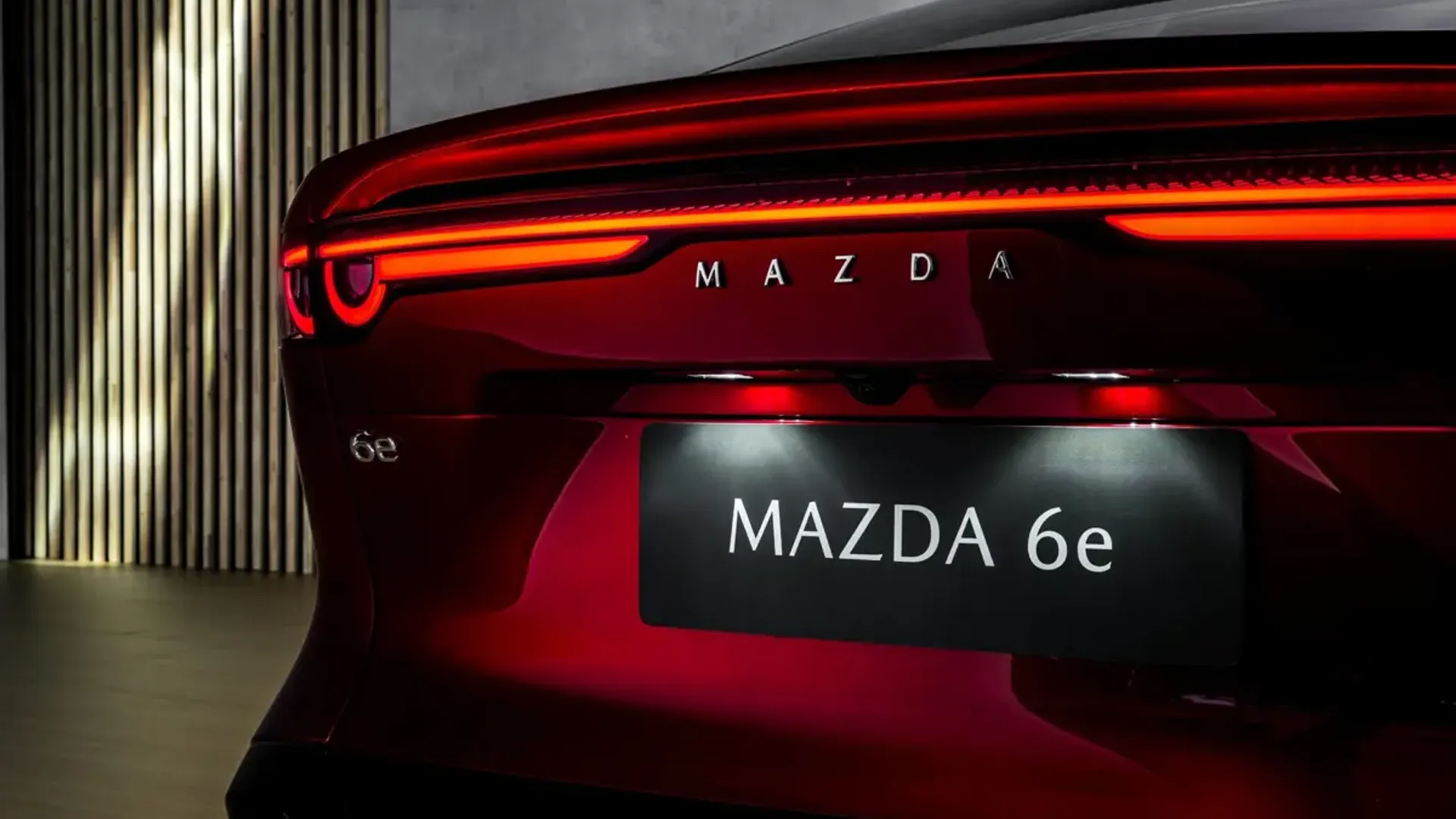Elettronauti - Mazda 6e Long Range RWD - Bianco - Esterno - Vista posteriore a tre quarti