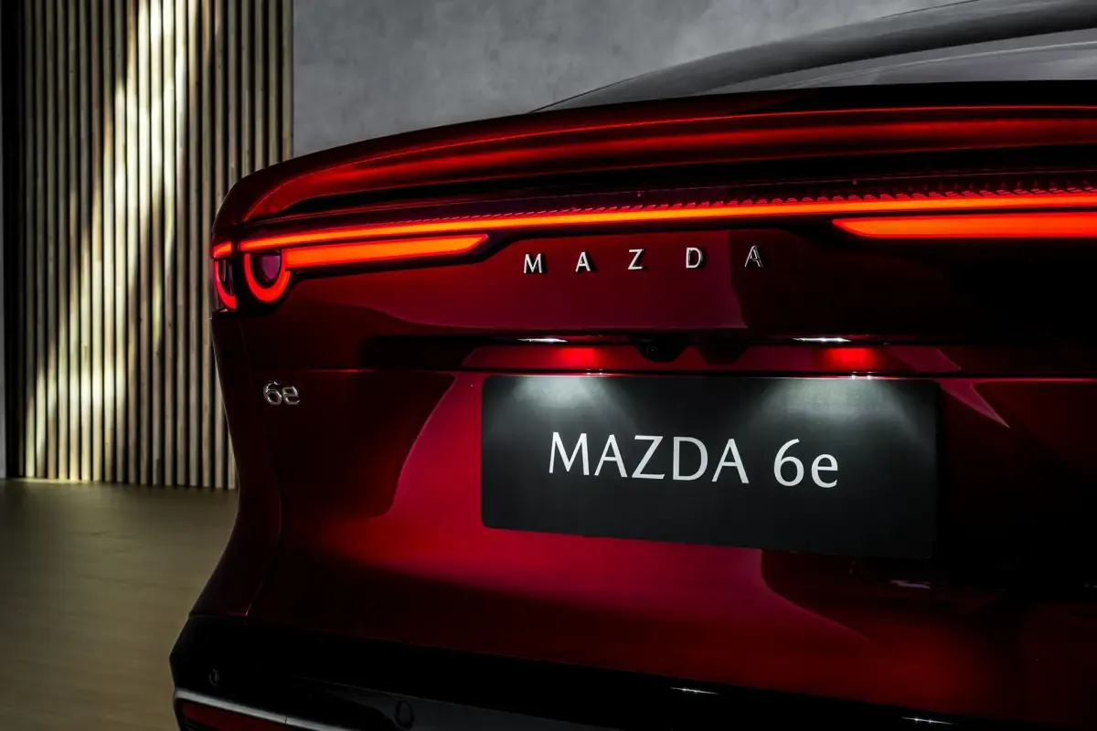 Elettronauti - Mazda 6e Long Range RWD - Bianco - Esterno - Vista posteriore a tre quarti