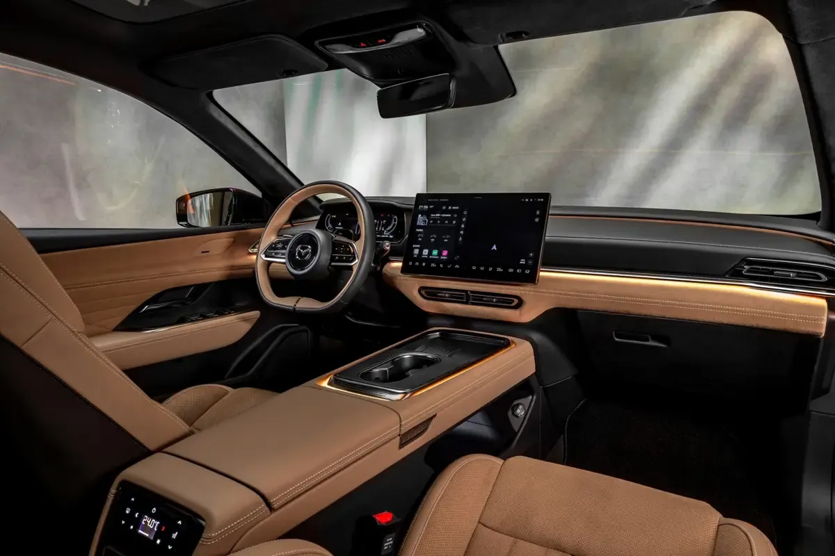 Elettronauti - Mazda 6e Long Range RWD - Infotainment - Vista della plancia
