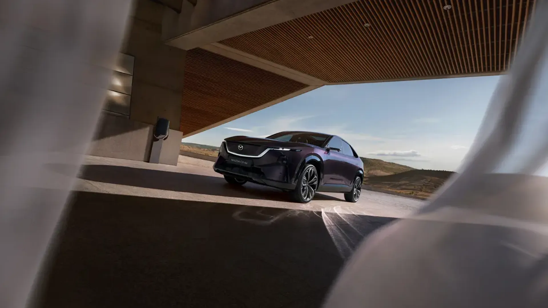 Elettronauti - Mazda CX-6e Standard Range RWD - Grigio - Esterno - Vista anteriore a tre quarti