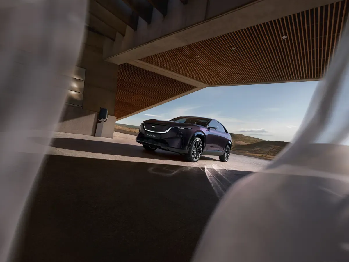 Elettronauti - Mazda CX-6e Standard Range RWD - Grigio - Esterno - Vista anteriore a tre quarti