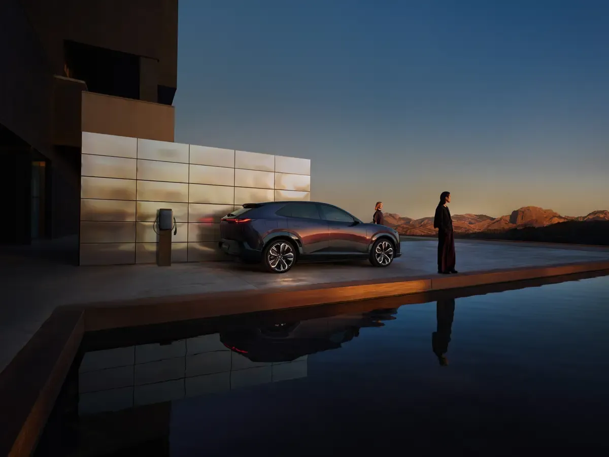 Elettronauti - Mazda CX-6e Standard Range RWD - Grigio - Esterno - Vista anteriore a tre quarti