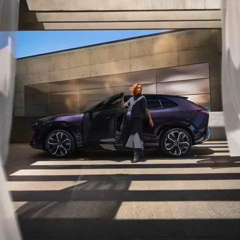 Elettronauti - Mazda CX-6e Standard Range RWD - Grigio - Esterno - Vista anteriore a tre quarti