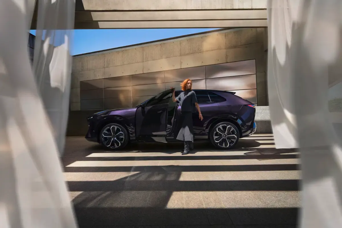 Elettronauti - Mazda CX-6e Standard Range RWD - Grigio - Esterno - Vista anteriore a tre quarti