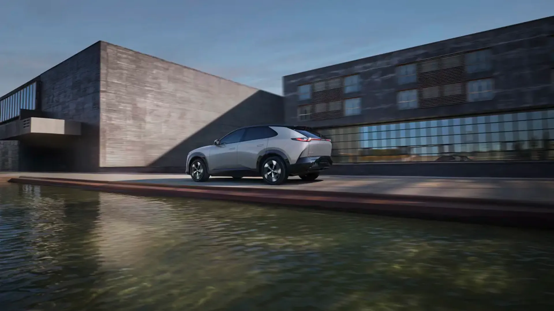 Elettronauti - Mazda CX-6e Standard Range RWD - Grigio - Esterno - Vista anteriore a tre quarti