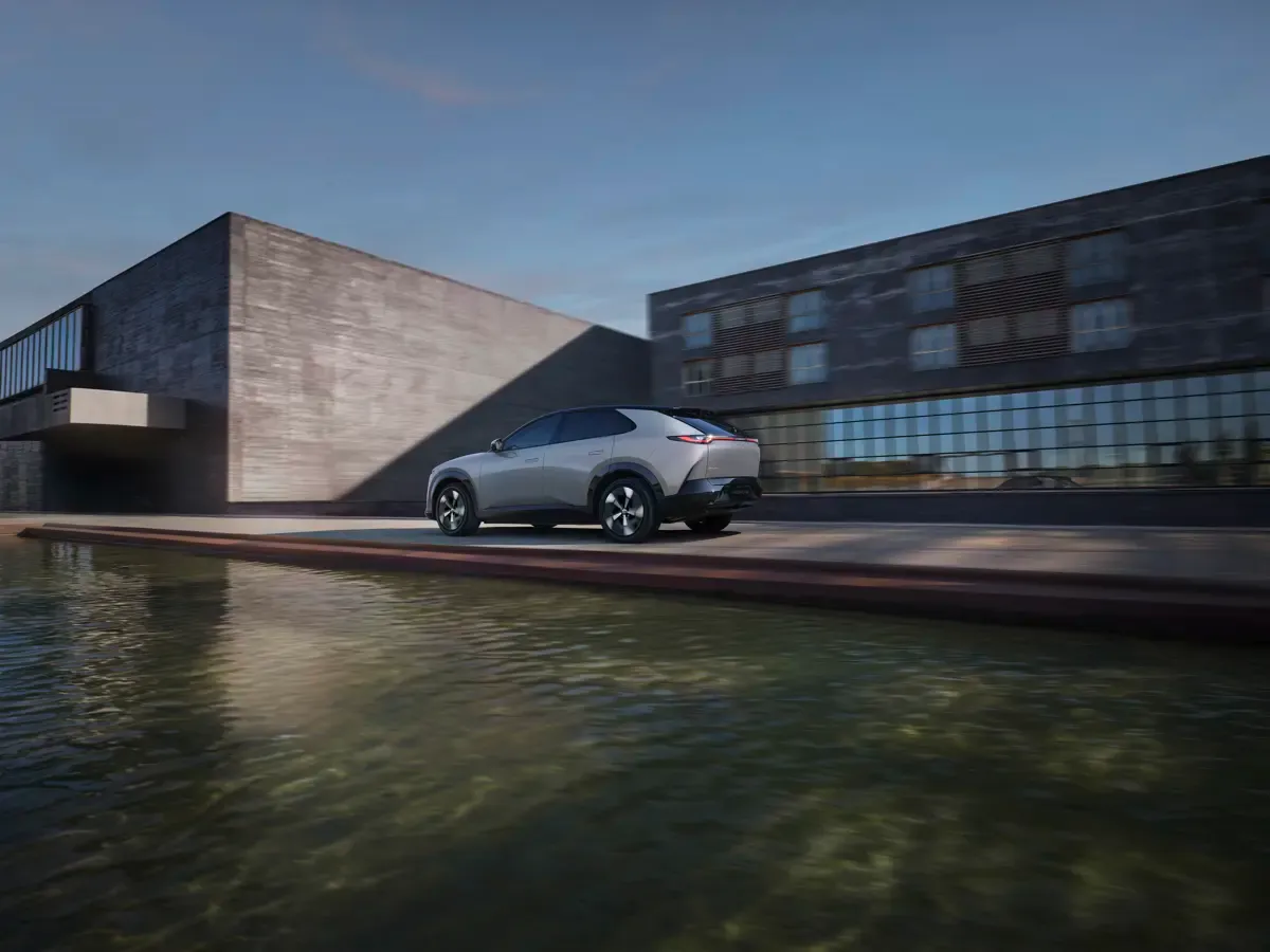 Elettronauti - Mazda CX-6e Standard Range RWD - Grigio - Esterno - Vista anteriore a tre quarti
