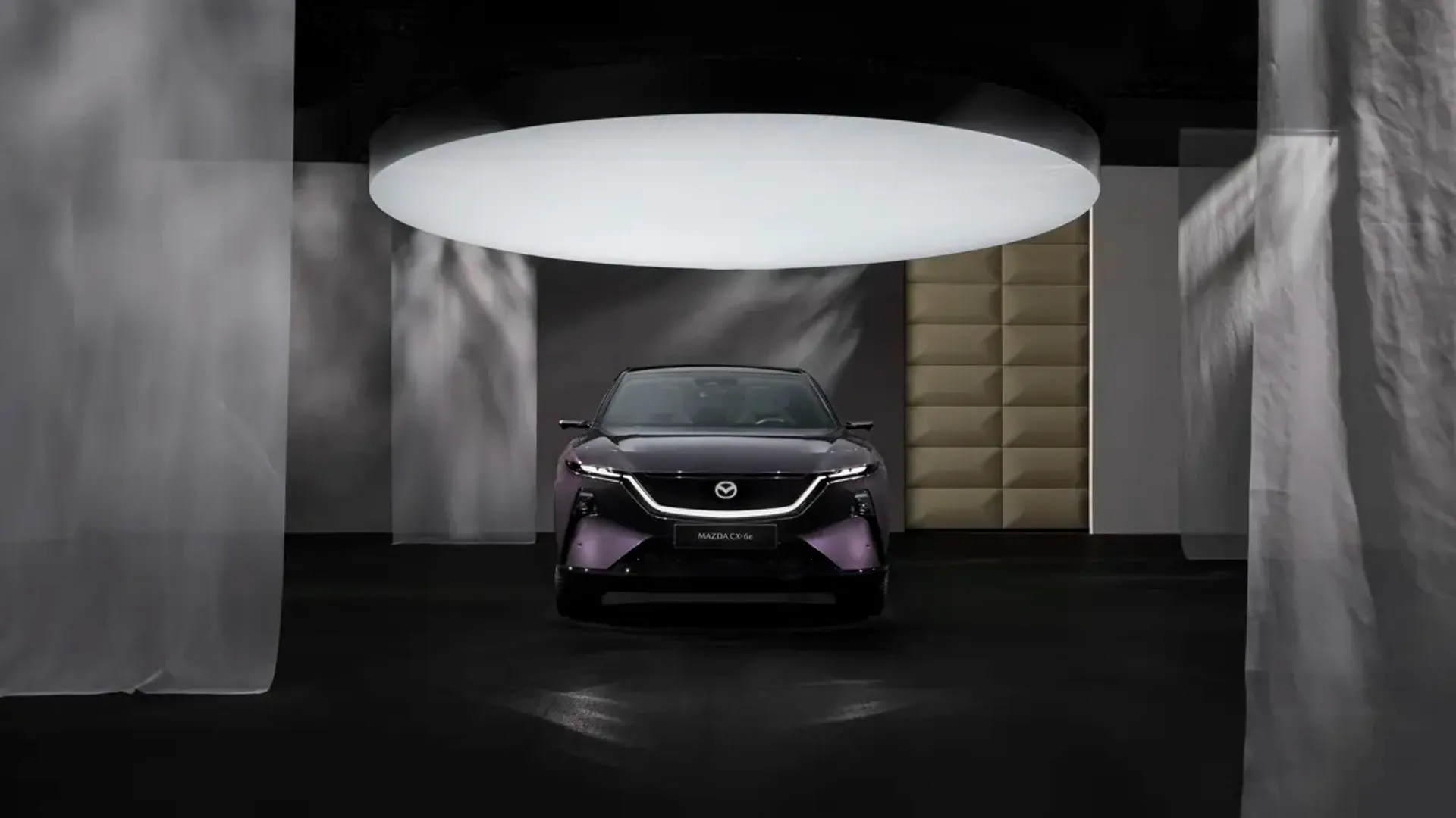 Elettronauti - Mazda CX-6e Standard Range RWD - Bianco - Esterno - Vista anteriore a tre quarti