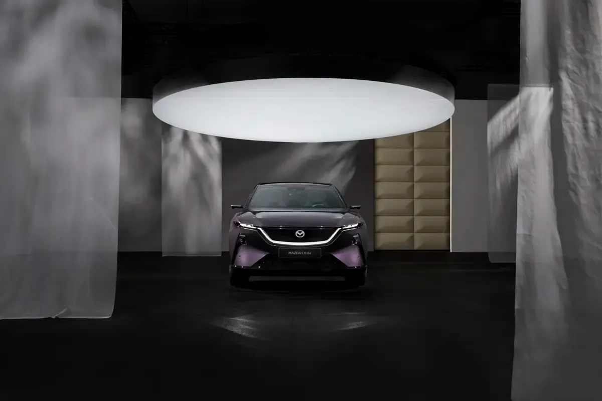 Elettronauti - Mazda CX-6e Standard Range RWD - Bianco - Esterno - Vista anteriore a tre quarti