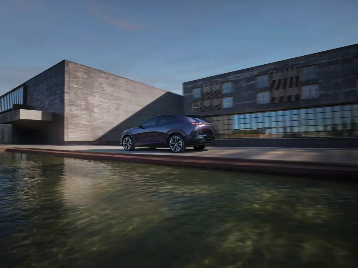 Elettronauti - Mazda CX-6e Standard Range RWD - Bianco - Esterno - Vista anteriore a tre quarti