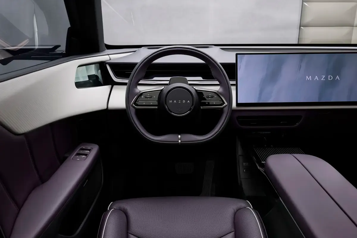 Elettronauti - Mazda CX-6e Standard Range RWD - Nero - Interni - Vista della plancia