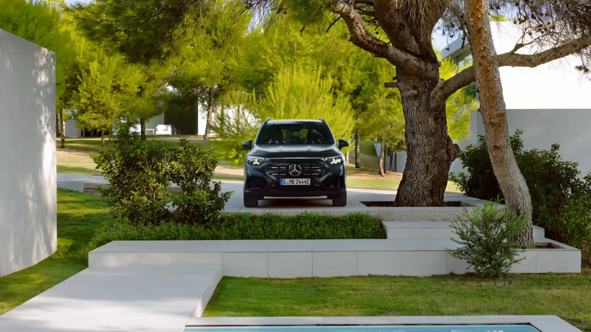 Elettronauti - Mercedes-Benz EQB 250+ - Esterno - Vista anteriore a tre quarti