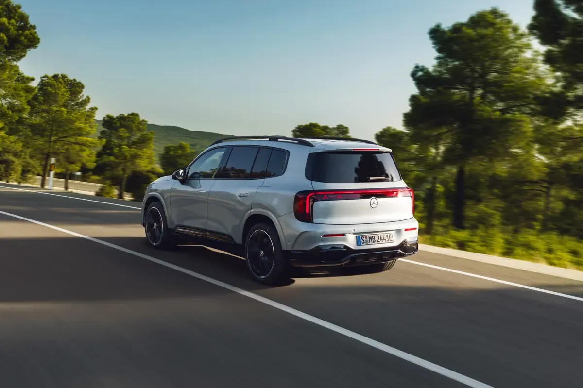 Elettronauti - Mercedes-Benz EQB 250+ - Blu - Esterno - Vista anteriore a tre quarti
